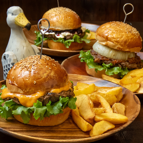最高に美味しい生ビールと自家製絶品ハンバーガーを温かみのあるレトロな店内で味わう