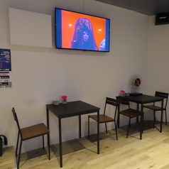 ゆったりとお食事できるテーブル席