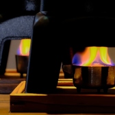 【ふっくら炊き立て×映えメニュー】炊き立ての釜飯を必ず提供するために、厳選された土鍋を目の前で。１合ずつ丁寧に炊き上げ、ふっくら米と具材が調和する逸品を。コースの〆や単品料理にも、香り高く味わい深い釜飯をご提供できます。＊横浜　餃子　釜めし　もつ鍋　飲み放題　九州料理　居酒屋＊