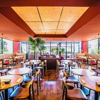 開放的なテラスと洗練された店内