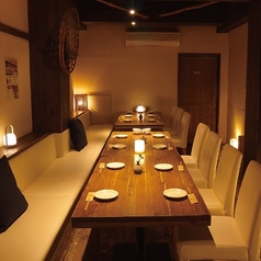 【フロア貸切】当店では、大人数様での飲み会をお楽しみ頂けるよう、フロア貸切のご予約を承っております。フロアごと貸切りなので、周りを気にせずお食事やお酒をお楽しみ頂けます。コースは全11品/2500円～ご用意しております。歓迎会、送別会などにどうぞご利用下さい。