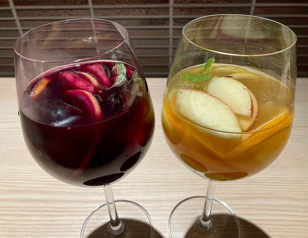 女性のお客様に人気のサングリア（赤・白）。すっきり飲みやすいフルーティー飲み口が特徴。