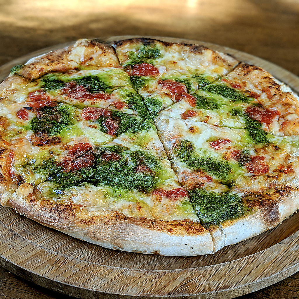 マルゲリータピザは、濃厚なトマトソースとモッツァレラチーズのシンプルな組み合わせが魅力！