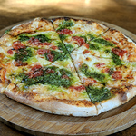 マルゲリータピザは、濃厚なトマトソースとモッツァレラチーズのシンプルな組み合わせが魅力！