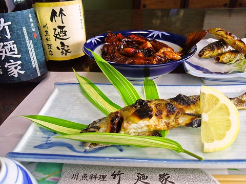 千曲川のせせらぎと景色を楽しみながら、個室で楽しむ川魚料理専門店。