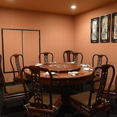 【2階】円テーブルの完全個室です。