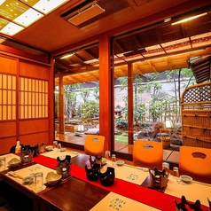 風情あふれる座敷席で、四季折々の美味をじっくり堪能。畳のやわらかな感触と、落ち着いた和の趣が心をほどく。ゆったりとした空間で、大切な人との語らいを楽しむ至福のひととき。