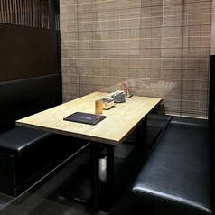 2名様の少人数からご利用いただけるテーブル席を多数ご用意しております。飲み会や宴会だけではなく、女子会や記念日にもオススメです！！