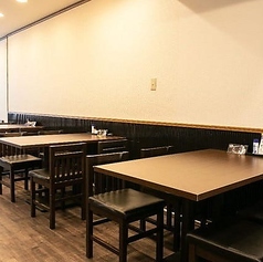 【テーブル席：2～34名様】広々としたテーブル席はゆったりとお過ごしいただけます。各種宴会やご家族とのお食事など様々なシーンに最適なテーブル席をご用意。広々としたテーブル席は、ゆったりとお食事や会話をお楽しみいただけます。当店自慢の逸品を囲んで素敵なひとときをお過ごしください。