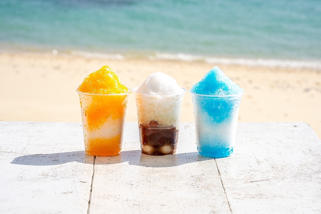 暑いビーチにぴったりな、ひんやり冷たい特製かき氷！カラフルな見た目で気分もグッと盛り上がる！◎