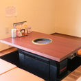 【家族連れ、デート利用などに◎】4名様向け掘りごたつ式座敷×5をご用意しております。お一人様からでもご利用できますので、お気軽にお越しください。