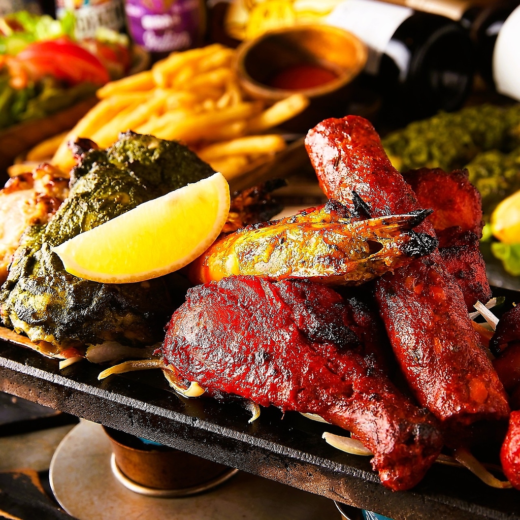 昼はカレー、夜は炭火焼きタンドールとピザと創作。昼夜で表情が変わる二毛作スタイルのビストロ酒場