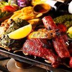 昼はカレー、夜は炭火焼きタンドールとピザと創作。昼夜で表情が変わる二毛作スタイルのビストロ酒場