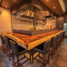 臨場感あふれるカウンター席