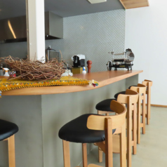 【カウンター席】ほんのり照明に照らされたカウンターは、まるでヨーロッパの小さなワインバーのような雰囲気。目の前で注がれるワインや、軽やかなスタッフとの会話が、ひとり時間にも特別な彩りを添えます。