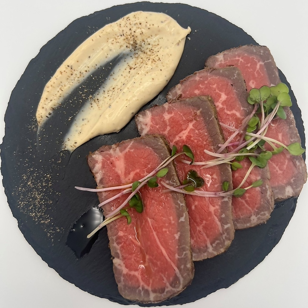 自慢のローストビーフ♪赤身肉のうま味が詰まった一品です！