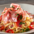 料理メニュー写真&nbsp;フルーツトマトとプロシュートのフレッシュトマトソース “生スパゲッティ”