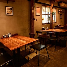 グループでのご利用に最適なテーブル席は計12席完備。お洒落なペンダントライトが優しく照らす空間で、仲間内での飲み会や女子会、模合など幅広い用途にご利用いただけます。テーブルを繋げることで人数に合わせた調整も可能ですので、賑やかに料理を囲みながら、至福のひとときを心ゆくまでお過ごしください♪