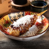 厳選した鶏肉を使ったつくねは、丁寧に仕込んでおりふっくらとした食感とジューシーな旨味が特徴です◎パルミジャーノ・レッジャーノを贅沢に削りかけることで、濃厚な風味がプラスされ、まさに絶妙なハーモニー。炭火で焼き上げることで香ばしさも加わり、つくねの美味しさを引き立てます。お酒との相性も抜群です！