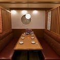 店内にはBOXベンチソファのお席を4つご用意しています。ソファの後ろには衝立を設置。周りを気にせず会話も楽しめます。ゆったりとお座りできますので、お子様連れのお客様にも嬉しいお席です。リラックスできる座面と広々としたテーブルで、ご家族や親しい友人との楽しいひとときを心ゆくまでお過ごしください♪