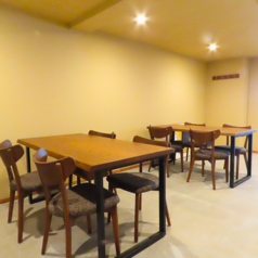 【4名様テーブル】2名様～4名様でご利用可能。友人同士や会社帰り・飲み会・女子会・デートなど幅広くご利用下さい。