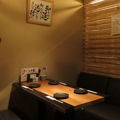 【春の竹】をイメージした空間。テレビにも出演経験のある有名デザイナーが手掛けたシンプルかつ洗練された落ち着く店内。日頃の喧騒から離れ、京都のような落ち着く店内でちょっと贅沢で優雅なひと時をいかがでしょうか・・・☆仕事帰りの飲み会、各種宴会、大人女子会にご利用頂けます。