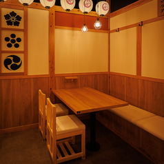 【2名から4名様用テーブル席】仕事帰りにふらっと一杯、仲間との気軽な飲み会にご利用下さい。少人数でゆったりお過ごしいただける空間。名物博多もつ鍋や馬刺しなど本格九州料理と、厳選芋焼酎を囲めば会話も弾みます。日常使いにも、ちょっとした記念日にも。皆様のご来店を心よりお待ちしております。