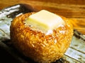 料理メニュー写真 チーズ入り焼きおにぎり(醤油・ガーリック)