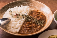 B. 鶏と生姜の煮込み薬膳カレー