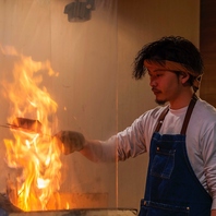高温の炎で一気に焼き上げる藁焼き独特の調理を目の前で