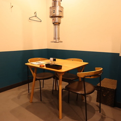 【3名様用テーブル1卓】アットホームな店内は、居心地の良さが特徴です。3名様用のテーブルが1卓あり、仲間や家族との楽しいひとときにぴったりです。リラックスした雰囲気の中で、美味しい料理を囲んで、心弾む会話を楽しむことができます。