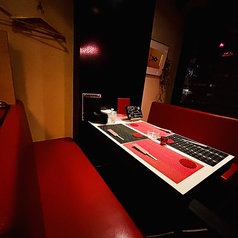 4名様用テーブル席×2つ。ソファーと椅子で構成されたお席で、3名席と合わせレイアウト変更でご案内可能な場合もございますので、お店までお気軽にご相談くださいませ。