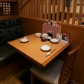 店内にはテーブル席を複数ご用意しています。2名様からご利用できますので、友人や同僚との急な飲みにも使い勝手のよいお席です。ご利用人数に合わせてテーブルセッティングも可能です。様々なシーンでご利用ください。清潔感のある空間で、自慢の京料理を囲みながら、賑やかで楽しい時間をお過ごしいただけます。