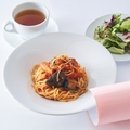 料理メニュー写真&nbsp;ナスとベーコンの自家製トマトソースパスタ　サラダ付き