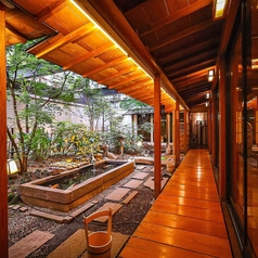 ゆるやかに流れる時間の中、和食の粋を楽しむ座敷席。木の香りが広がる伝統の空間で、職人技が光る料理を堪能。ゆったりと寛ぎながら、日本ならではの食文化を味わう贅沢な時間。