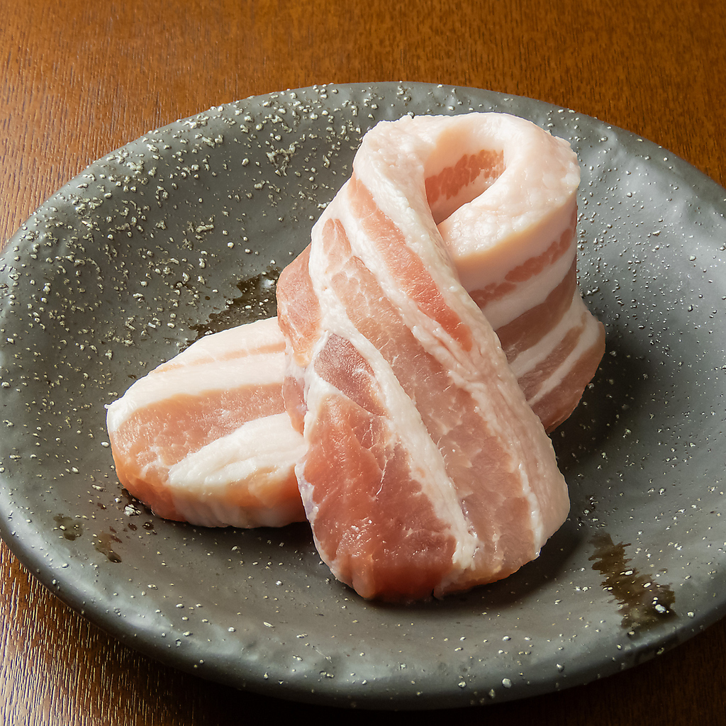 ジューシーなサムギョプサルを焼きながら、友と楽しむひととき。香ばしい味わいが広がる至福の瞬間！
