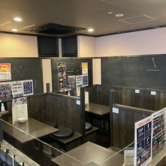 《程よいプライベート感》周囲とゆるやかに仕切られたボックス席で、気兼ねなく会話を楽しめる空間をご用意しております！