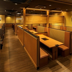 広々とした店内落ち着いたテーブル席です。人数に応じてお席をご用意いたします。※店舗により部屋の配置・席数が異なる場合がございます