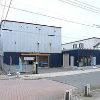 【醸造工場が一望できる特別な店内空間】