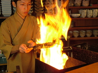 注文が入ってから目の前で藁で焼き上げるカツオのたたき