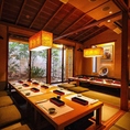 和の趣に満ちた座敷席で、季節の味覚に舌鼓。職人が丹精込めて仕立てる料理を、落ち着いた空間でじっくり楽しむ。大切な人との特別な時間を、和の美しさに包まれながら過ごす贅沢。
