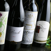 コストパフォーマンスに優れたテーブルワインから、厳選されたこだわりのセレクトワインまで、多彩なラインアップを取り揃えています。お料理にぴったりな一杯を見つける楽しみが広がり、ワイン初心者から愛好者まで、誰もが満足できる選択肢が豊富です。リラックスした雰囲気の中で、心ゆくまでワインをお楽しみください。