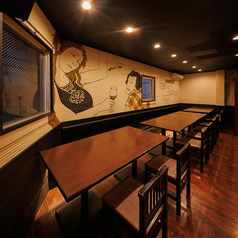 最大20名様までご利用いただけるテーブル席は、少人数の集まりから会社宴会や同窓会などの大型宴会まで幅広く対応可能です。ゆったり座れる広々とした席配置で、周りを気にせず楽しい時間をお過ごしいただけます。季節の旬を取り入れたコース料理も多数ご用意しております。飲み会や歓送迎会、打ち上げなど様々なシーンに◎