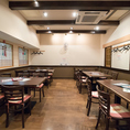 ≪落ち着いた空間≫木の温かみのあるテーブル席は、特別なお食事会にもオススメです！和やかな雰囲気なので、接待にもご利用いただけます。