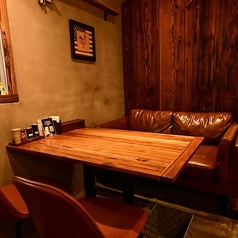 プライベート感を重視したい時にぴったりの2人掛けソファ席をご用意。ゆったりとした座り心地のレザーソファーで、肩を並べてリラックスしながらお食事を楽しめます。周囲を気にせず会話を弾ませたいデートや、親しい友人と二人きりで落ち着いて飲みたい夜に最適な特等席です◎素敵な夜のひとときを演出いたします。