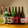 ◆日本酒は店主セレクトで随時入れ替え◆定番の日本酒のほか、店主が日本中の酒造・酒蔵より厳選した地酒も多数ご用意しております。搾り立て、生酒、ひやおろしなど旬の地酒や通好みの特徴的な地酒などをおすすめメニューとして取り揃えており、その時期にしか飲むことのできない希少な一本に出会えることも。