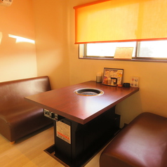 【デート利用や周りを気にせずに焼肉を楽しみたい方におすすめ】半個室の4名様向けソファー席をご用意しております。ご利用を希望される場合は、一度店舗までお問合せください。