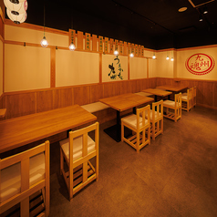 【団体様用テーブル席】団体様用テーブル席は、大人数でもゆったりお過ごしいただける広々空間。テーブルを囲んで名物博多もつ鍋を楽しめば、自然と会話も弾み、一体感のあるご宴会に。会社宴会・歓迎会・送別会・同窓会など幅広いシーンにご活用いただけます。誕生日やサプライズ用のケーキの手配など承っております。