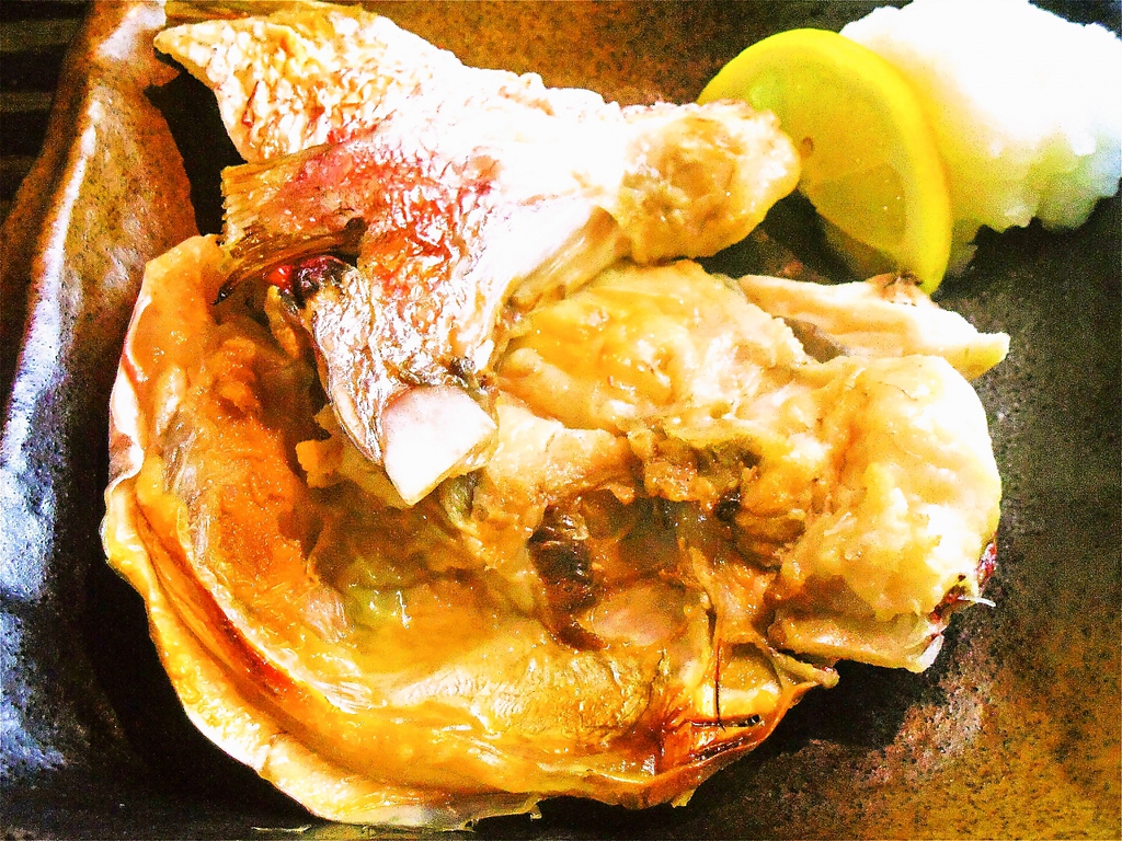 鮮度のよさ、とれたての旨さを体感できる鯛のかま。ジューシーな味覚は一口食べるともう止まらない。