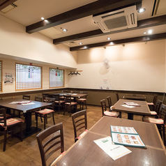 ≪デートにオススメ！≫明るくオシャレな雰囲気のテーブル席。友人や恋人と一緒に韓国料理を囲んで楽しいひとときを過ごしましょう！笑顔あふれる会話が弾む、心地よい空間です♪